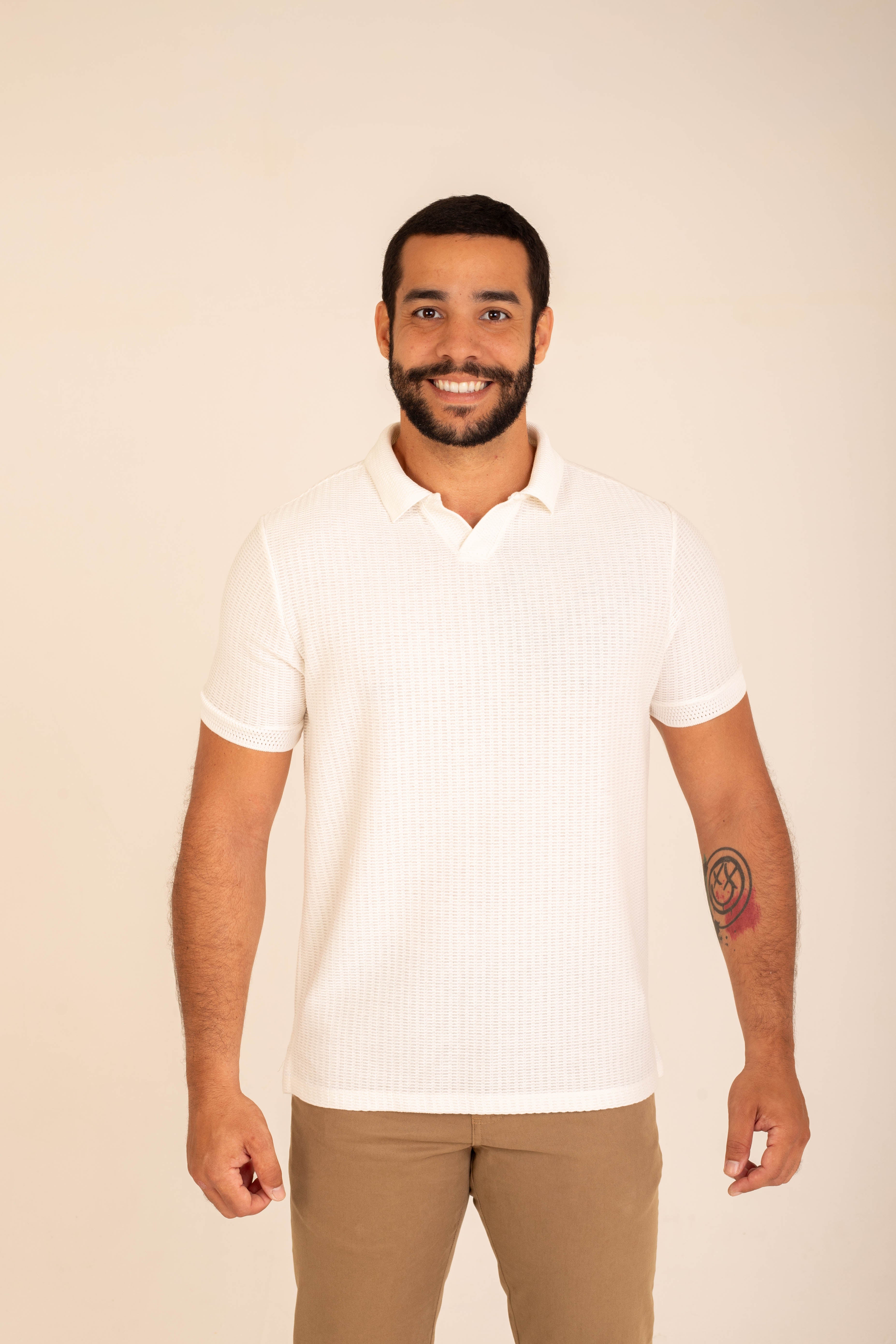 POLO GOLA V TEXTURIZADA SEM BOTÃO