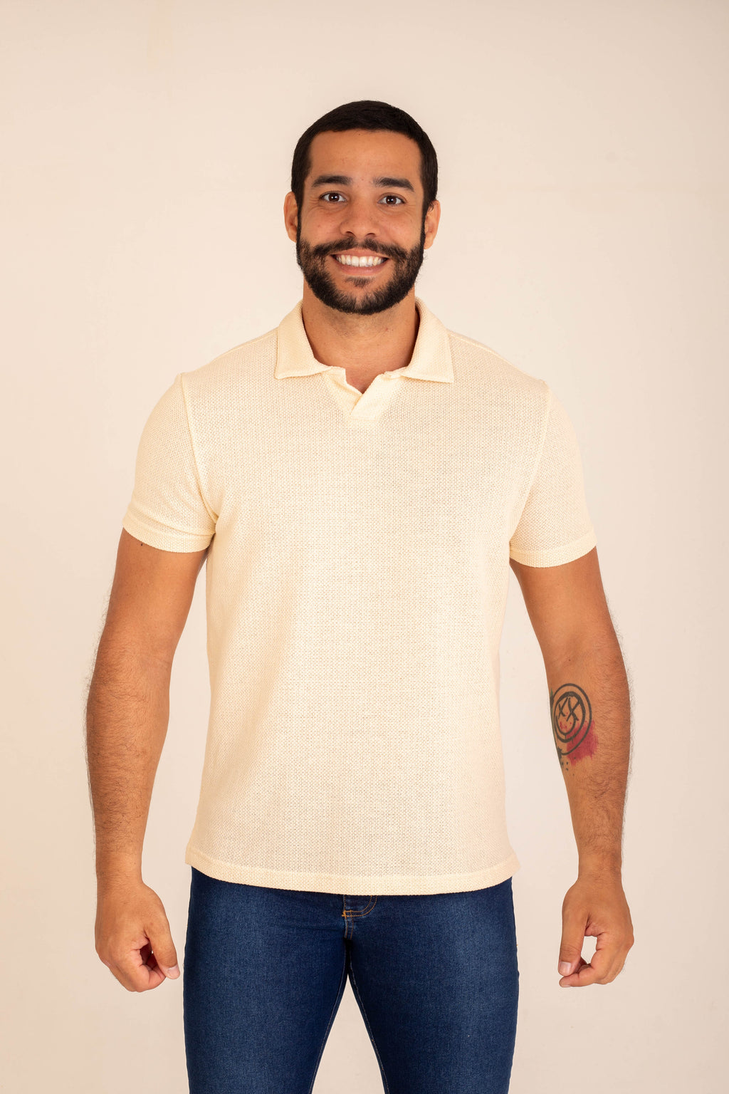 POLO GOLA V TEXTURIZADA SEM BOTÃO